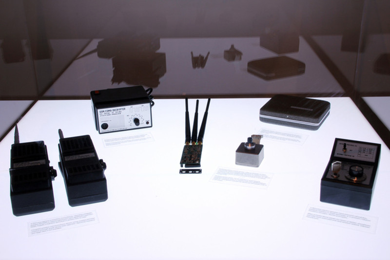 Vue d’exposition de l’équipement mis en quarantaine du projet Men In Grey, galerie Aksioma, Ljubljana (Slovénie), 2011. Reproduit avec l’aimable autorisation de Danja Vasiliev.