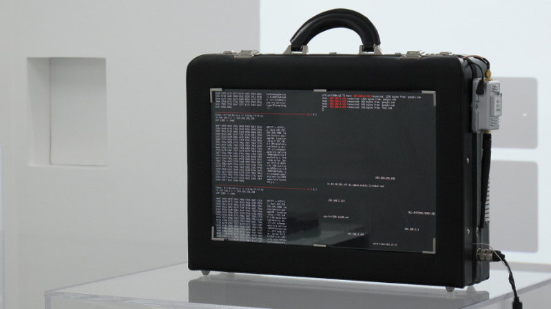 M.I.G. Briefcase, exposition de l’équipement mis en quarantaine du projet Men In Grey, galerie Aksioma, Ljubljana (Slovénie), 2011. Reproduit avec l’aimable autorisation de Danja Vasiliev.