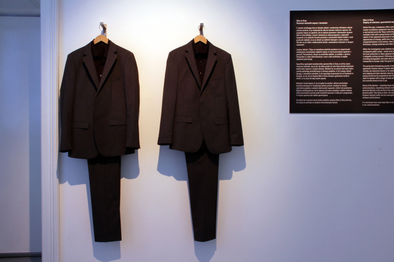 Vue d’exposition de l’équipement mis en quarantaine du projet Men In Grey, galerie Aksioma, Ljubljana (Slovénie), 2011. Reproduit avec l’aimable autorisation de Danja Vasiliev.