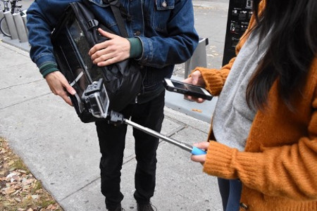 Photographie de Martine Frossard pour le Studio XX, documentant les essais d’équipements pour la performance <scanner-pack>montreal de Karla Tobar Abarca, en collaboration avec christian scott, Montréal, 2016.