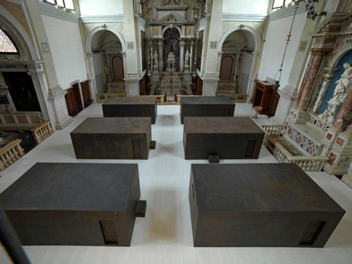 S.A.C.R.E.D., 2011-2013, chaque élément&nbsp;: 377 x 198 x 153&nbsp;cm, vue de l’installation ©&nbsp;Ai Weiwei (Église Sant’Antonin, Venise, 2013)